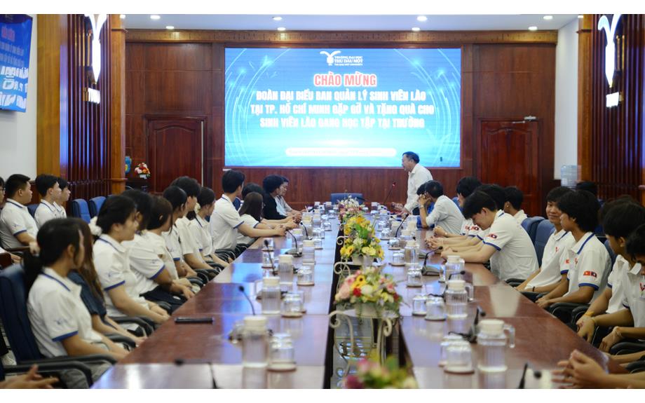 Ban Quản lý sinh viên Lào – Campuchia tại TP.HCM thăm, trao quà Tết Bunpimay cho lưu học sinh Lào