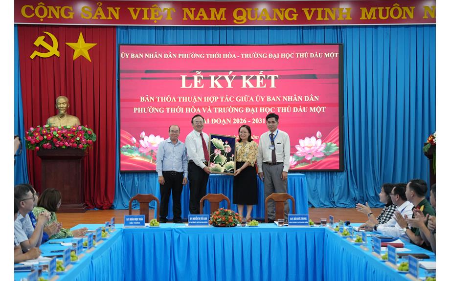 Trường Đại học Thủ Dầu Một và UBND phường Thới Hòa hợp tác phát triển nguồn nhân lực và khoa học – công nghệ
