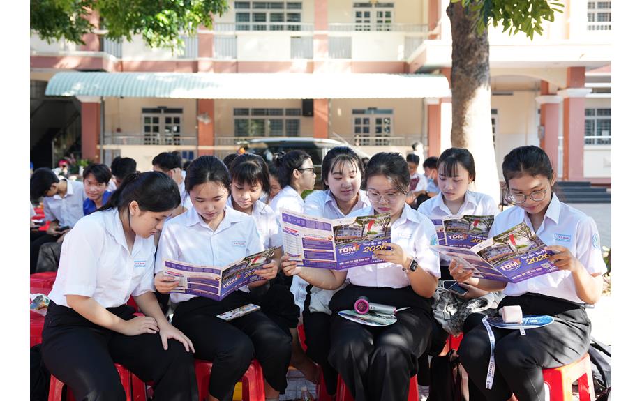 Tư vấn tuyển sinh – hướng nghiệp cho học sinh THPT Tây Nam trước mùa thi tốt nghiệp THPT 2026