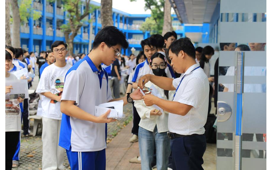 Thí sinh bước vào Kỳ thi đánh giá năng lực đợt 2 tại điểm thi số 58 - Trường Đại học Thủ Dầu Một