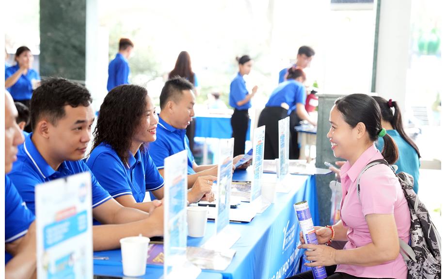 Phụ huynh, thí sinh tìm hiểu thông tin tuyển sinh tại Trường Đại học Thủ Dầu Một trong ngày thi đánh giá năng lực