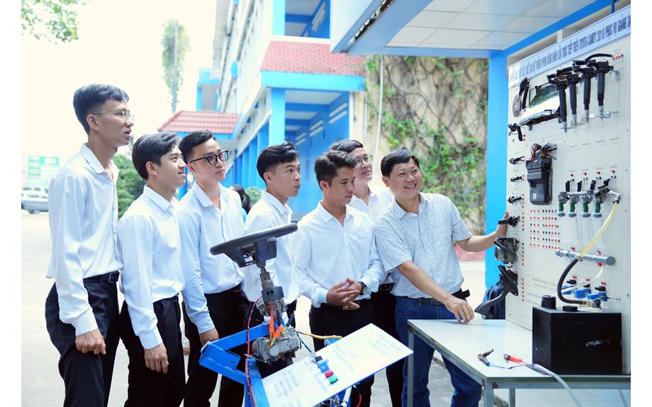 Sinh viên 15 nhóm ngành khoa học, kỹ thuật công nghệ chiến lược được nhận học bổng 