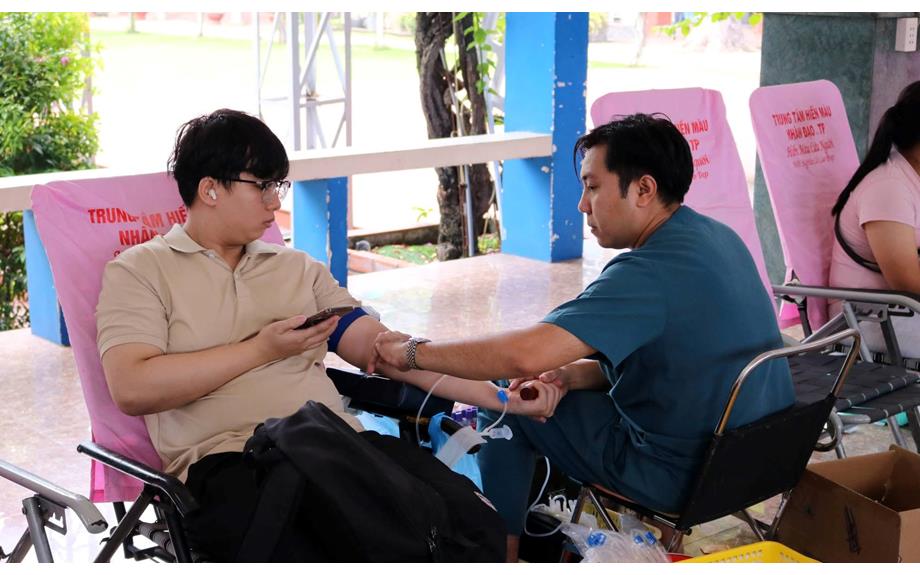 Ngày hội hiến máu nhân đạo lần thứ 34 thu hút đông đảo cán bộ, giảng viên và sinh viên tham gia