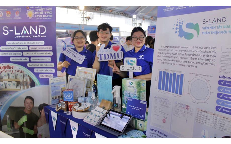 Sinh viên Trường Đại học Thủ Dầu Một giới thiệu các dự án sáng tạo vì môi trường tại Liên hoan Tuổi trẻ Sáng tạo Thành phố Hồ Chí Minh năm 2026