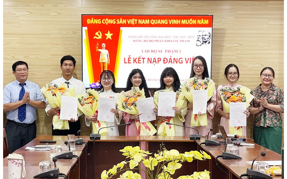 Chi bộ Sư phạm 1 kết nạp 6 sinh viên ưu tú vào Đảng