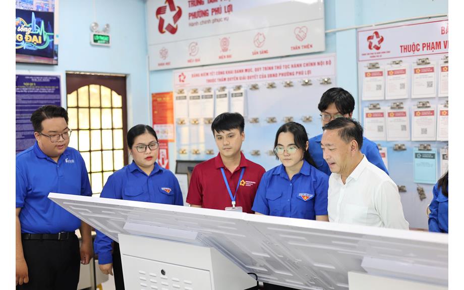 Đoàn công tác Thành ủy Thành phố Hồ Chí Minh thăm, động viên đội hình “Mùa hè Số" Trường Đại học Thủ Dầu Một tại phường Phú Lợi