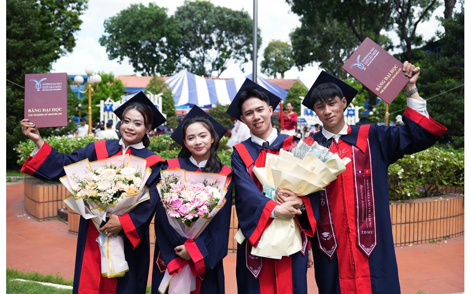 Những tân khoa Lào viết tiếp nhịp cầu hữu nghị từ giảng đường Trường Đại học Thủ Dầu Một