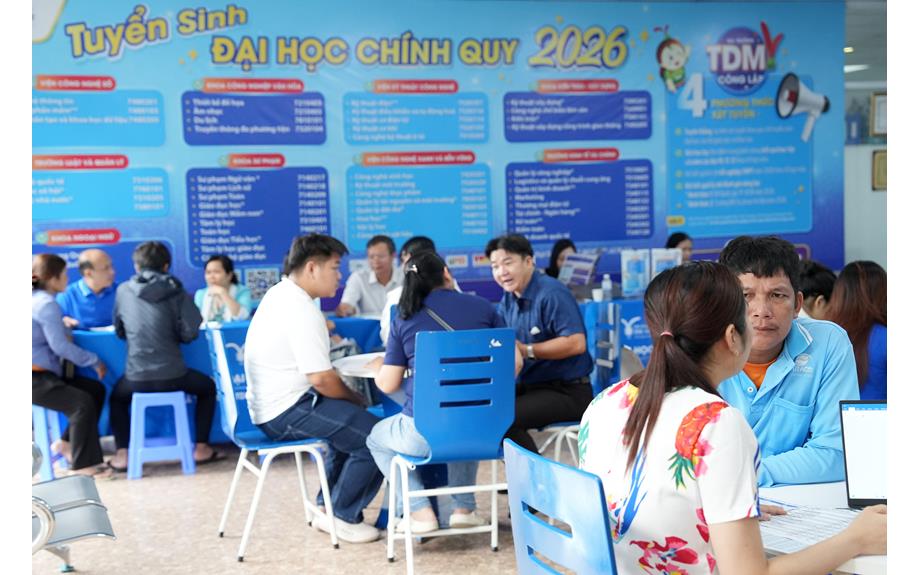 Ngày đầu đăng ký nguyện vọng đại học 2026: Đông đảo thí sinh, phụ huynh đến Trường Đại học Thủ Dầu Một được hỗ trợ