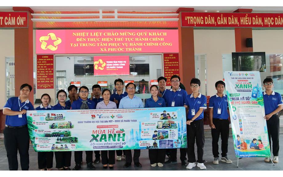Đoàn công tác Trường Đại học Thủ Dầu Một thăm, động viên Đội hình Mùa hè xanh Viện Công nghệ số tại xã Phước Thành
