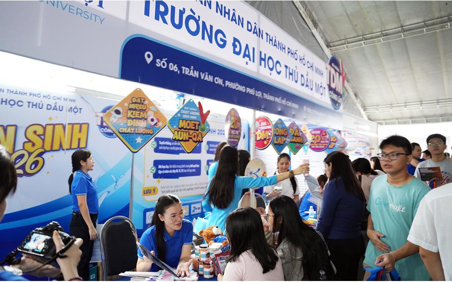 Trường Đại học Thủ Dầu Một tư vấn lựa chọn nguyện vọng xét tuyển tại Ngày hội do Báo Tuổi Trẻ tổ chức