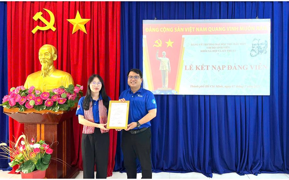 Trường Đại học Thủ Dầu Một tổ chức Lễ kết nạp đảng viên tại mặt trận Mùa hè xanh năm 2026