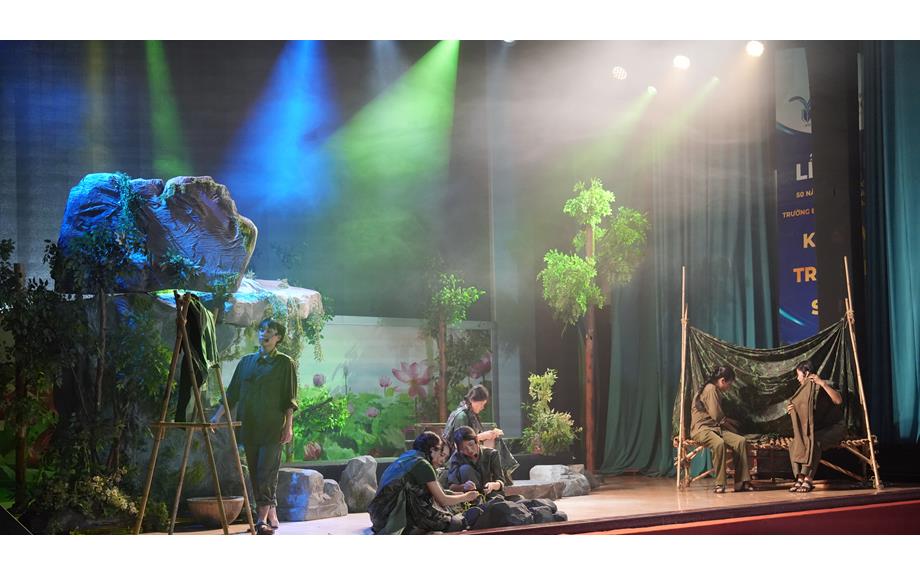 "Ngày ấy Cổng Trời" – Bản hùng ca về lực lượng Thanh niên xung phong, lan tỏa tinh thần yêu nước tại Trường Đại học Thủ Dầu Một