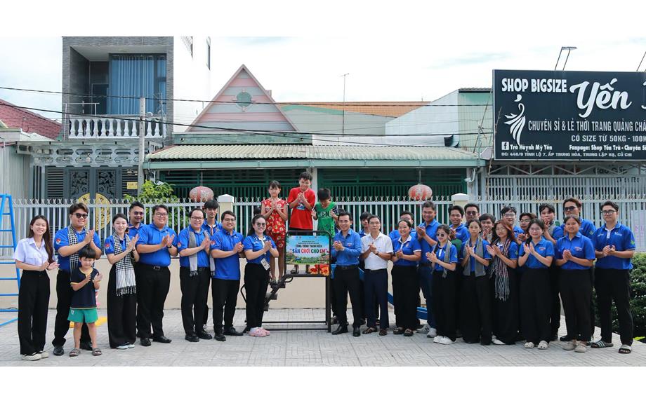 Chiến sĩ tình nguyện Trường Đại học Thủ Dầu Một hoàn thành nhiều công trình phục vụ cộng đồng tại xã Nhuận Đức