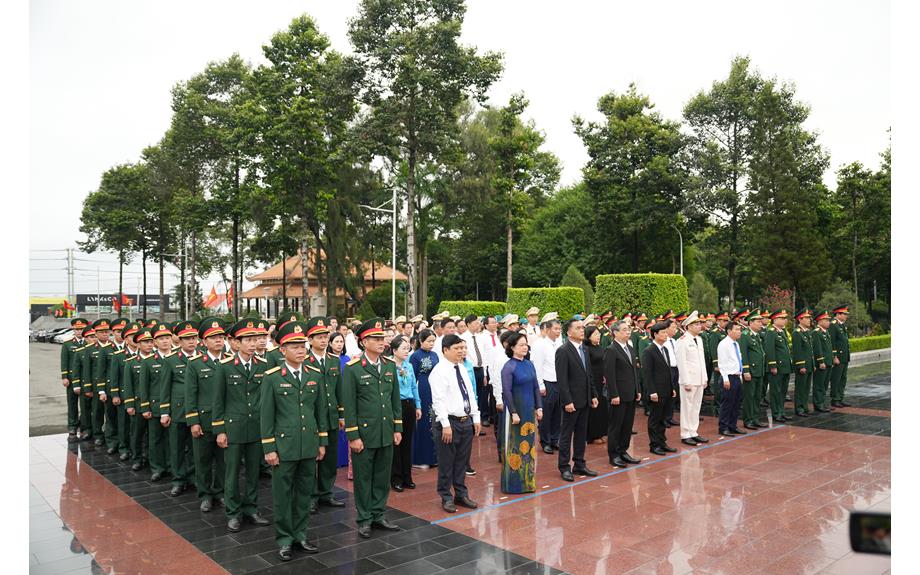 Trường Đại học Thủ Dầu Một dâng hương tri ân các anh hùng liệt sĩ nhân kỷ niệm 79 năm Ngày Thương binh - Liệt sĩ (27/7/1947 – 27/7/2026)