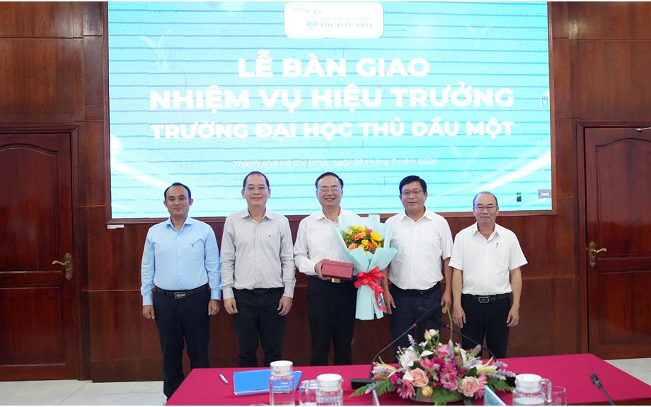 Trường Đại học Thủ Dầu Một tổ chức Lễ bàn giao nhiệm vụ Hiệu trưởng
