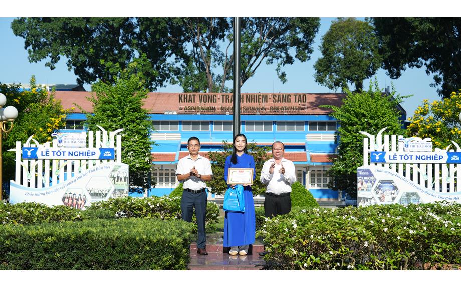 Lễ chào cờ tháng 8: Tuyên dương sinh viên đạt giải và triển khai Tuần sinh hoạt công dân – sinh viên năm học 2026 – 2027
