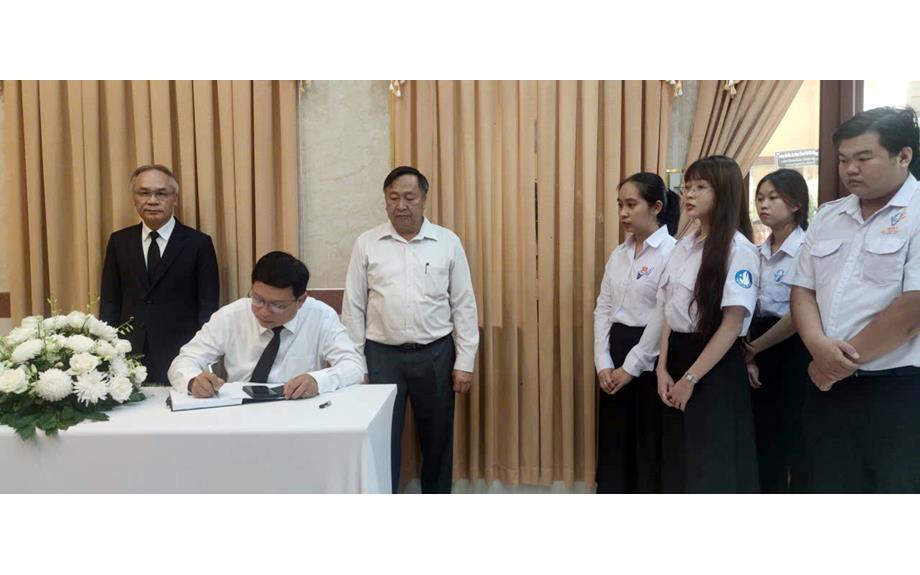 Trường Đại học Thủ Dầu Một viếng đồng chí Saysomphone Phomvihane, Chủ tịch Quốc hội Lào