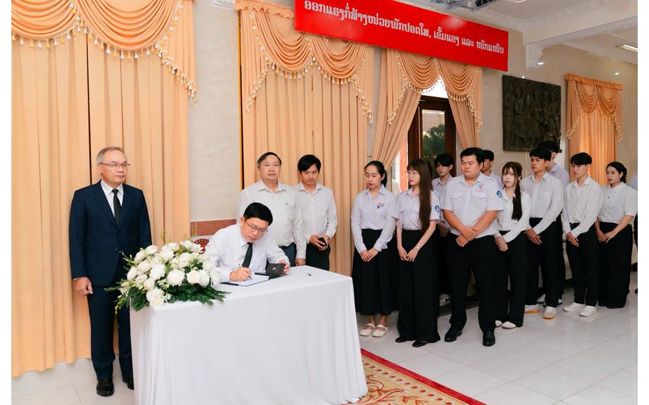 Trường Đại học Thủ Dầu Một viếng đồng chí Saysomphone Phomvihane, Chủ tịch Quốc hội Lào