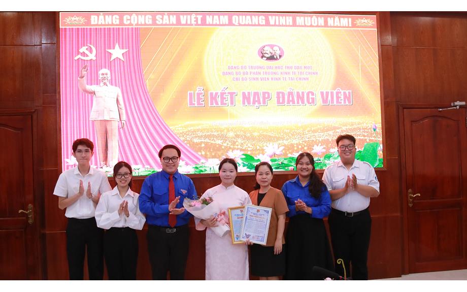 Chi bộ Sinh viên Kinh tế tài chính kết nạp đảng viên mới