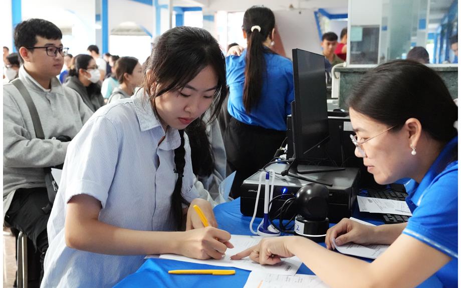 Tân sinh viên D26 rộn ràng ngày đầu nhập học tại Trường Đại học Thủ Dầu Một