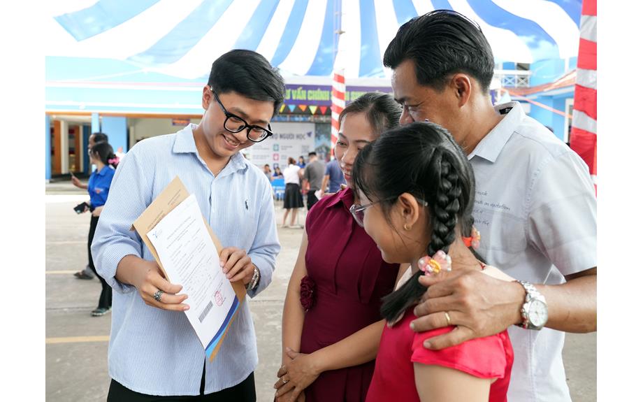 Không khí nhập học của tân sinh viên D26 tiếp tục sôi động tại Trường Đại học Thủ Dầu Một
