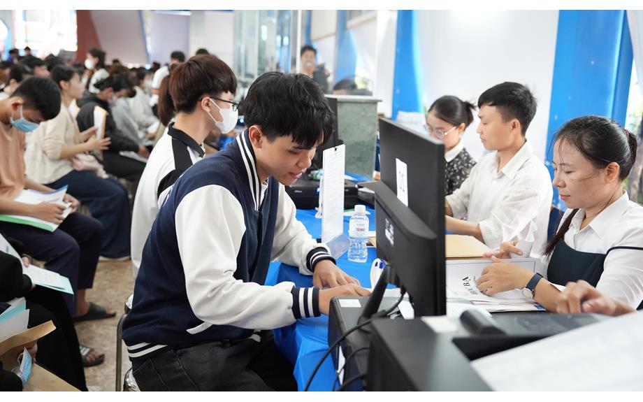 Từ những tỉnh xa, tân sinh viên chọn Trường Đại học Thủ Dầu Một cho hành trình đại học