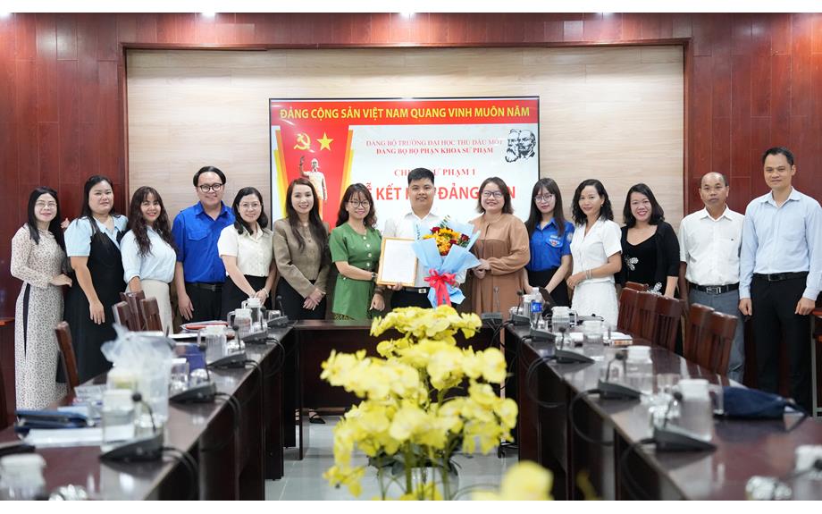 Sinh viên Lê Nguyễn Nhật Trường vinh dự đứng vào hàng ngũ Đảng