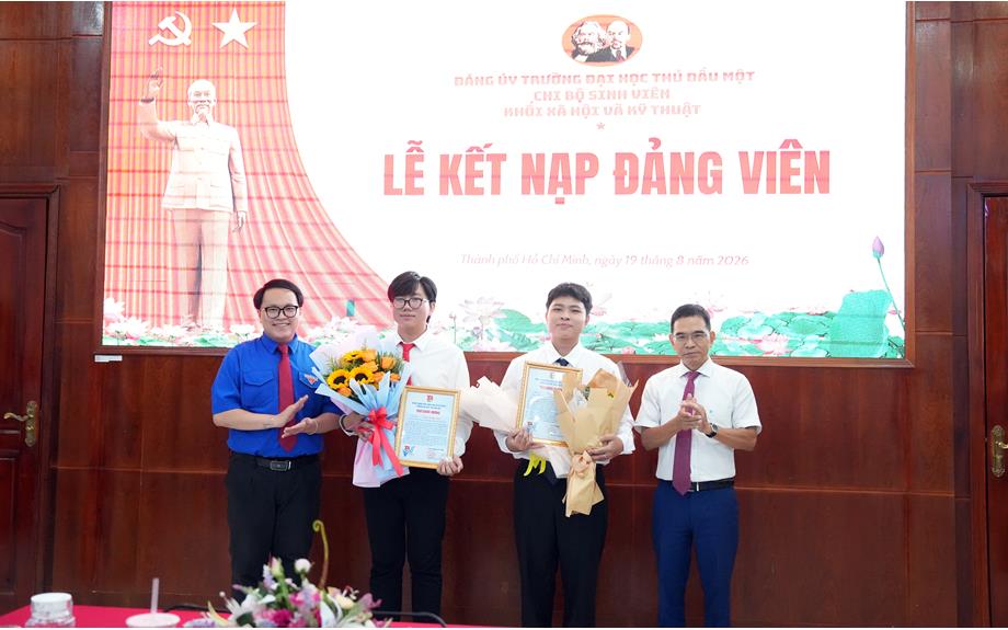 Chi bộ Sinh viên Khối Xã hội và Kỹ thuật kết nạp hai sinh viên tiêu biểu vào Đảng