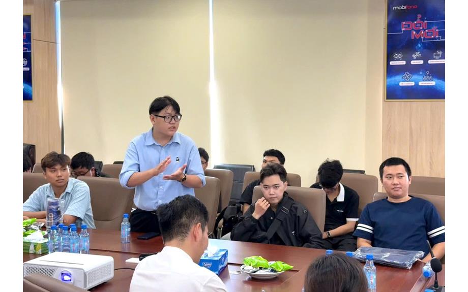 Kết nối đào tạo với thực tiễn: Sinh viên Viện Công nghệ số học tập tại MobiFone
