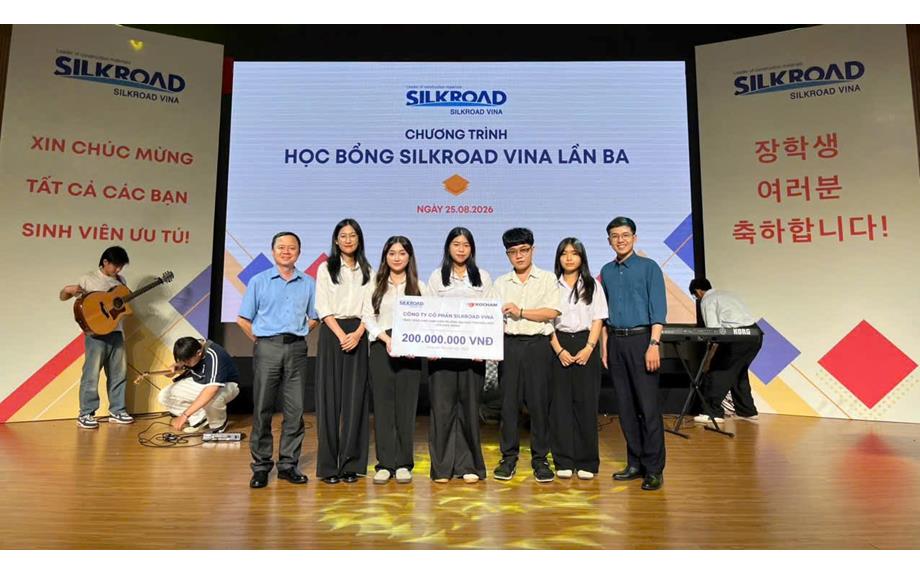 Sinh viên Khoa Ngoại ngữ nhận 200 triệu đồng học bổng SILKROAD VINA lần thứ III