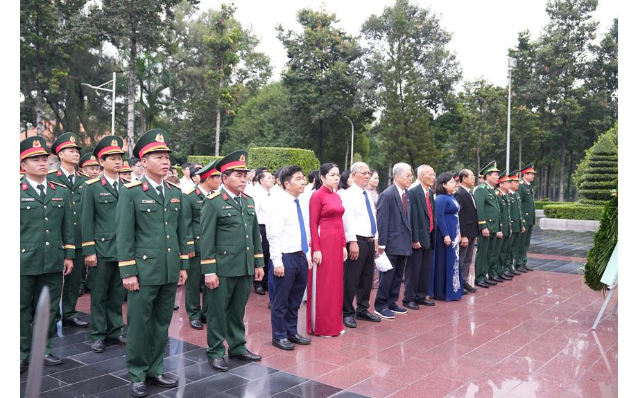 Trường Đại học Thủ Dầu Một viếng nghĩa trang liệt sĩ Bình Dương nhân kỷ niệm 81 năm Ngày Quốc khánh nước CHXHCN Việt Nam