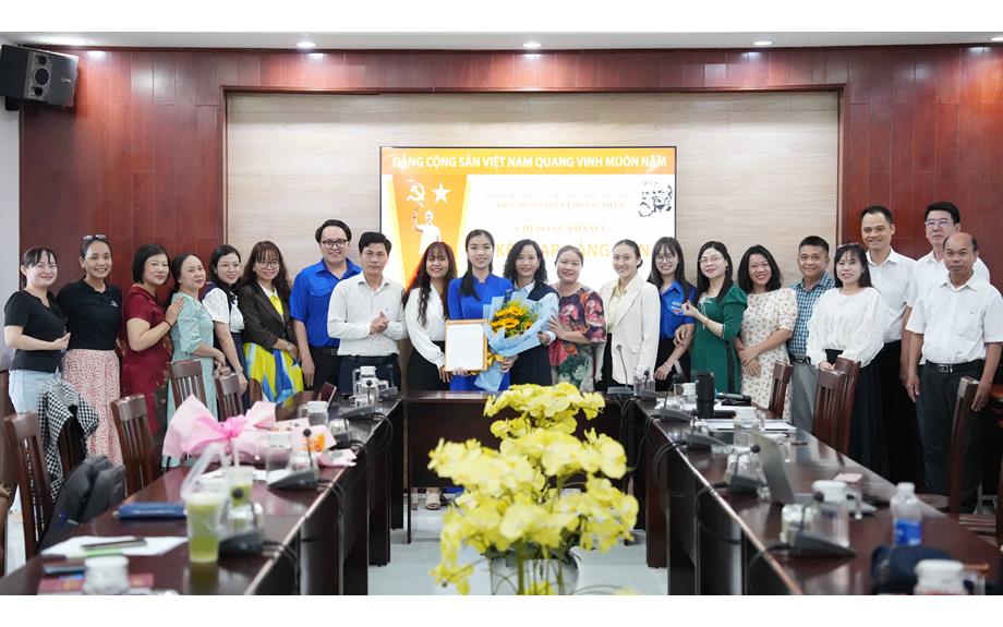 Sinh viên Hoàng Bảo Uyên Nhi vinh dự được kết nạp Đảng