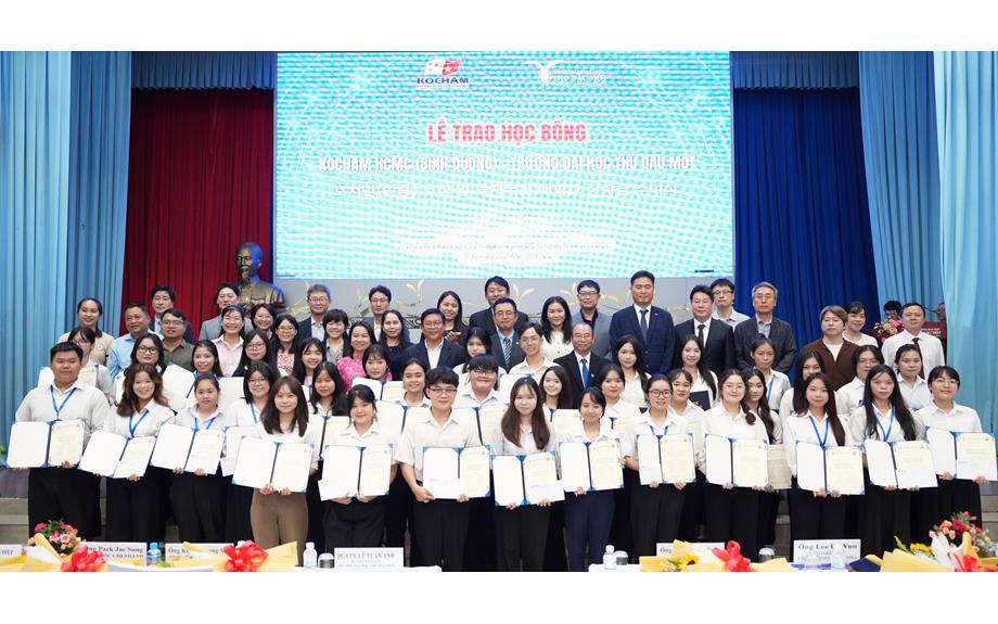KOCHAM HCMC (Bình Dương) trao 35 suất học bổng cho sinh viên Trường Đại học Thủ Dầu Một