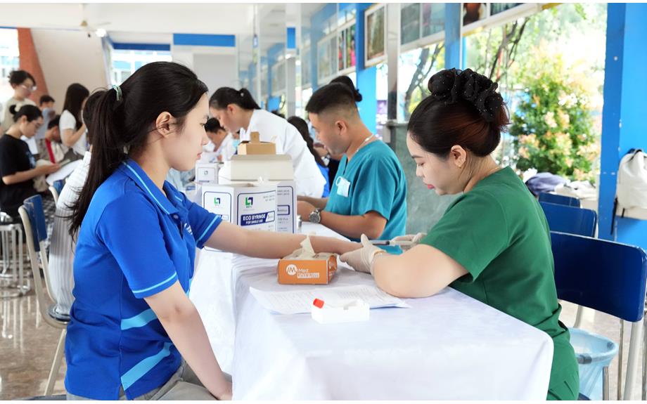 Phường Phú Lợi phối hợp Trường Đại học Thủ Dầu Một tổ chức khám sức khỏe định kỳ cho sinh viên