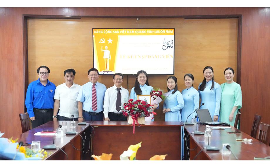 Chuyên viên trẻ Huỳnh Thị Như Ý vinh dự đứng vào hàng ngũ của Đảng