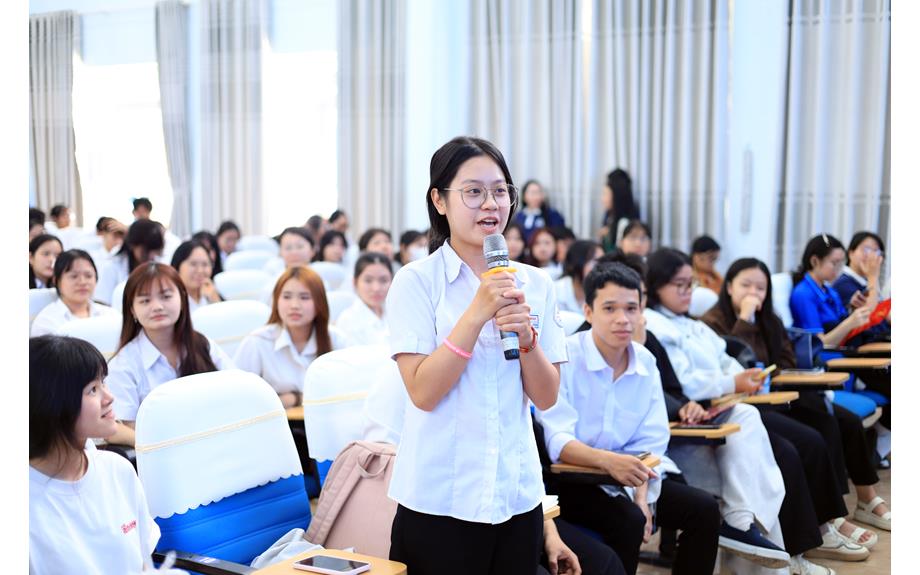 Tân sinh viên D26 tìm hiểu môi trường học tập và nghề nghiệp ngành Quan hệ Quốc tế