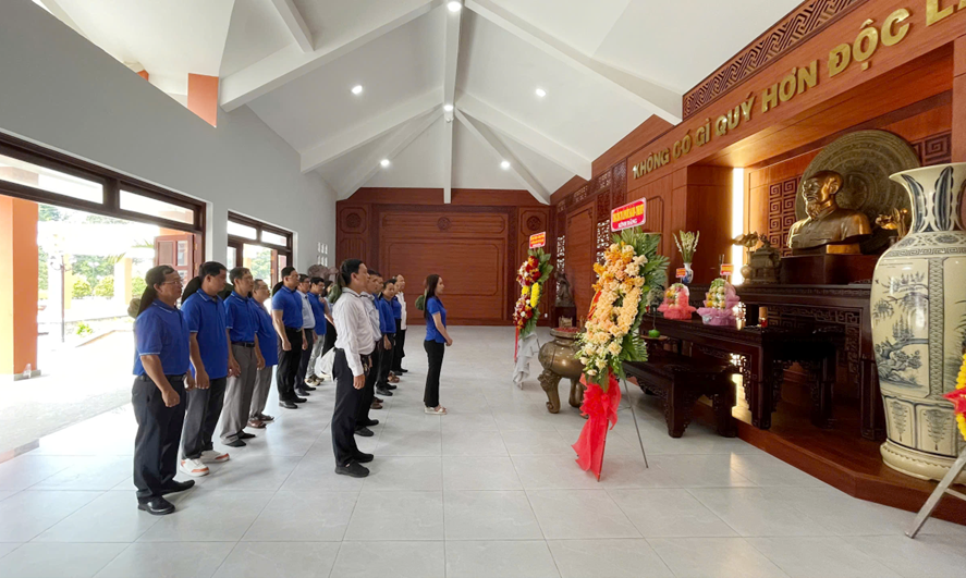 Chi bộ Sư phạm 2 gắn sinh hoạt chuyên đề với hành trình về nguồn tại Căn cứ Trung ương Cục miền Nam