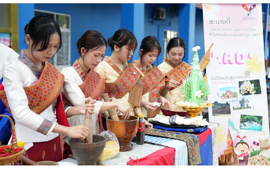 Sinh viên Việt – Lào cùng trải nghiệm văn hóa tại Ngày hội “Hương Chăm Pa Sắc Sen”