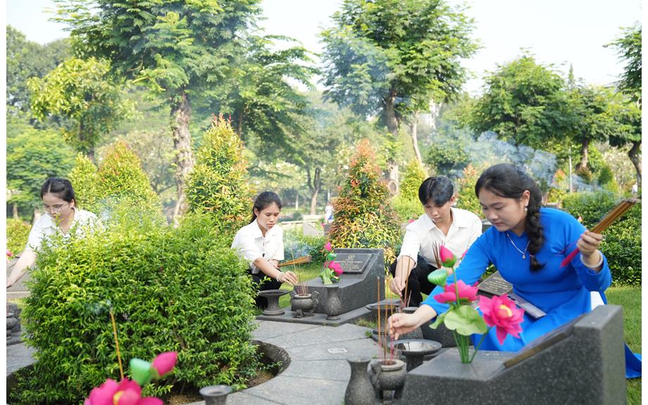 Trường Đại học Thủ Dầu Một tổ chức Lễ viếng Nghĩa trang Liệt sĩ Thành phố Hồ Chí Minh trước thềm năm học mới