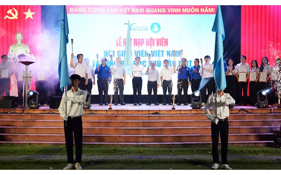 Lễ kết nạp Hội viên Hội Sinh viên Việt Nam tại Trường Đại học Thủ Dầu Một