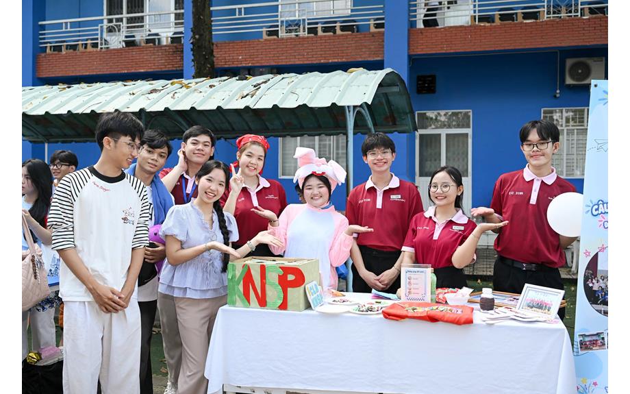 Campus tour giúp tân sinh viên D26 làm quen không gian học tập tại Trường Đại học Thủ Dầu Một
