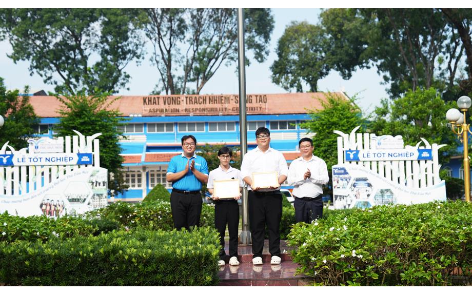 Lễ chào cờ tháng 10: Tuyên dương sinh viên đạt thành tích tại ESC 2026 và triển khai kế hoạch khám sức khỏe cho sinh viên