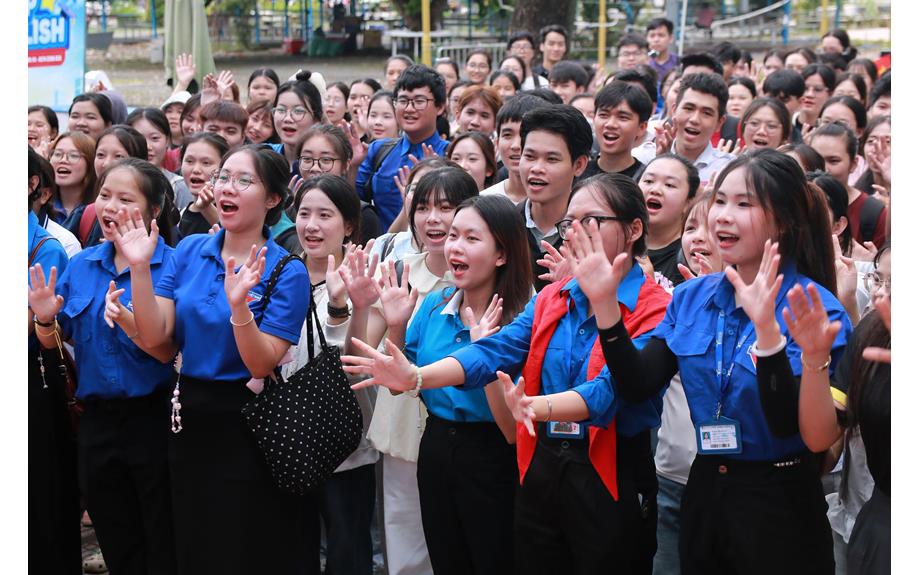 Campus tour giúp tân sinh viên D26 làm quen không gian học tập tại Trường Đại học Thủ Dầu Một