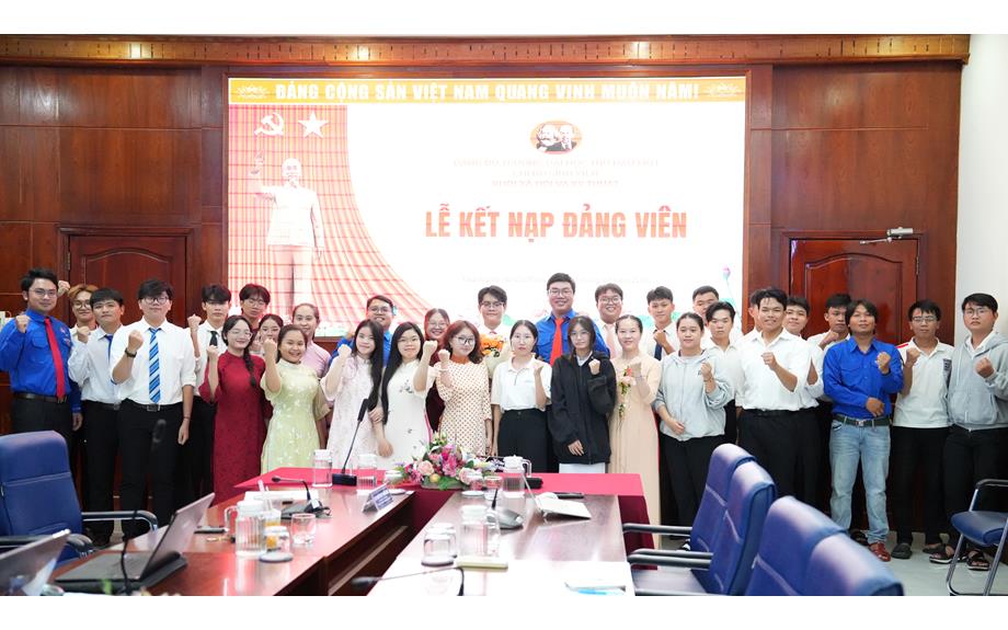 Chúc mừng sinh viên Trịnh Phan Anh Khoa được kết nạp vào Đảng
