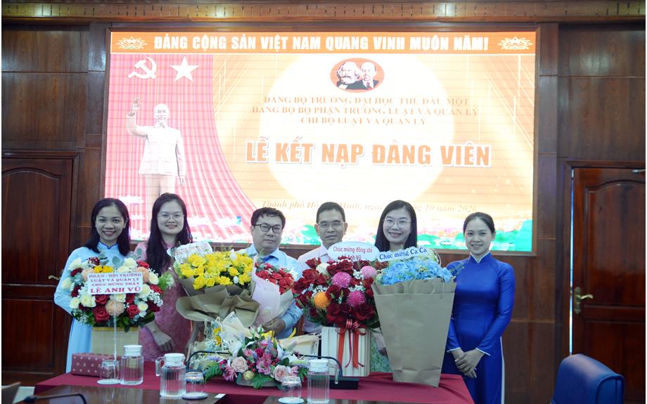Đồng chí Lê Anh Vũ vinh dự đứng vào hàng ngũ Đảng