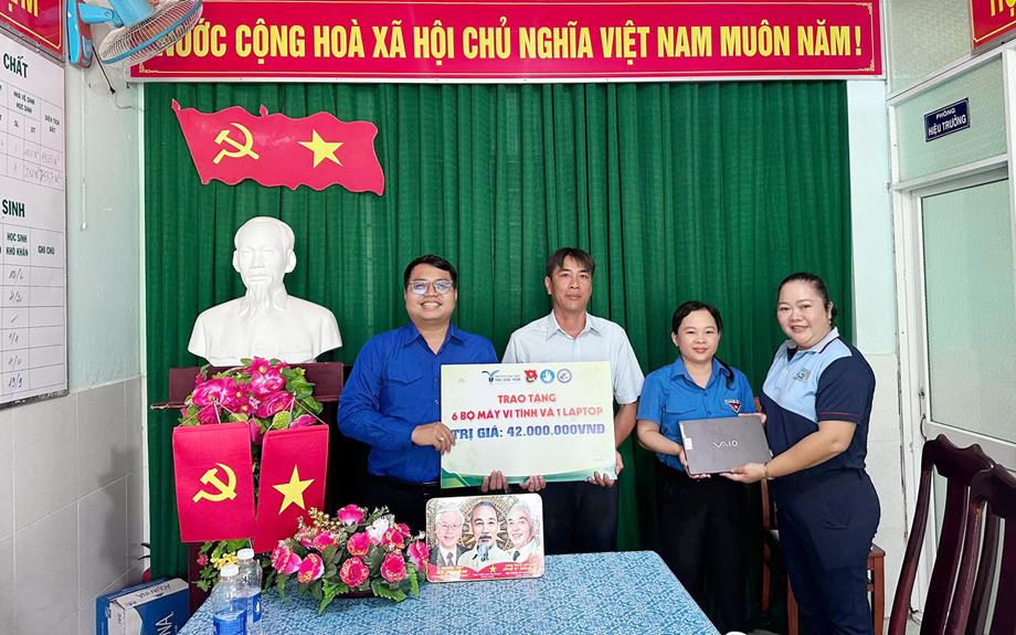 Tuổi trẻ Trường Đại học Thủ Dầu Một trao tặng thiết bị công nghệ cho Trường Tiểu học Danh Coi
