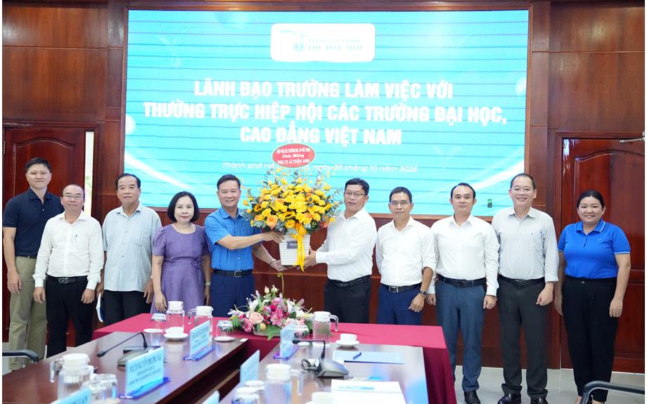 Lãnh đạo Trường Đại học Thủ Dầu Một làm việc với Thường trực Hiệp hội các trường đại học, cao đẳng Việt Nam