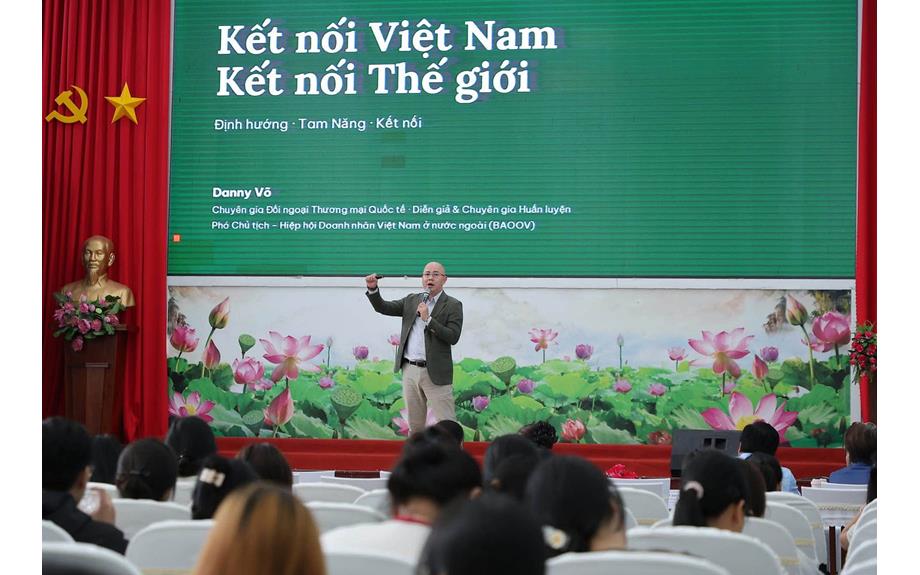 Tọa đàm “Kết nối Việt Nam – Kết nối thế giới”: Trang bị năng lực hội nhập cho sinh viên
