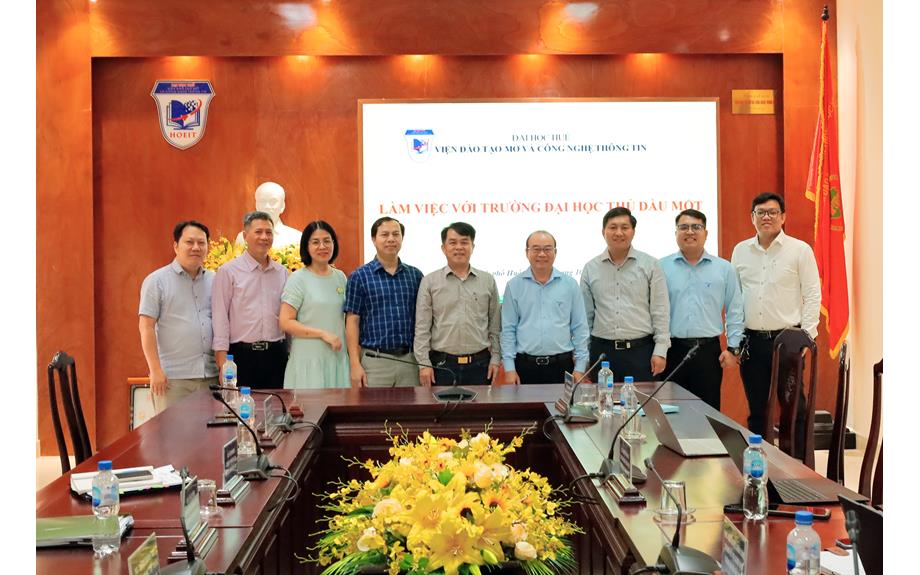 Trường Đại học Thủ Dầu Một trao đổi kinh nghiệm triển khai đào tạo từ xa tại Đại học Huế
