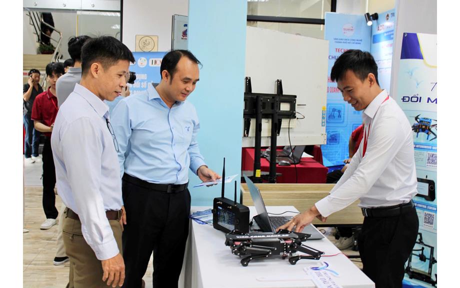 Trường Đại học Thủ Dầu Một giới thiệu các sản phẩm công nghệ UAV và robot tại Techmart 2026